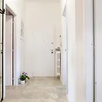 Guesthost - Railway Station Lovely Apartment *