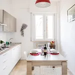 Guesthost - Railway Station Lovely Apartment *
