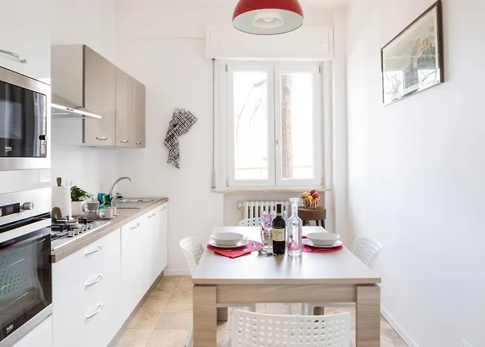 Guesthost - Railway Station Lovely Apartment *