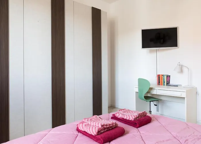 Guesthost - Railway Station Lovely Apartment Parma