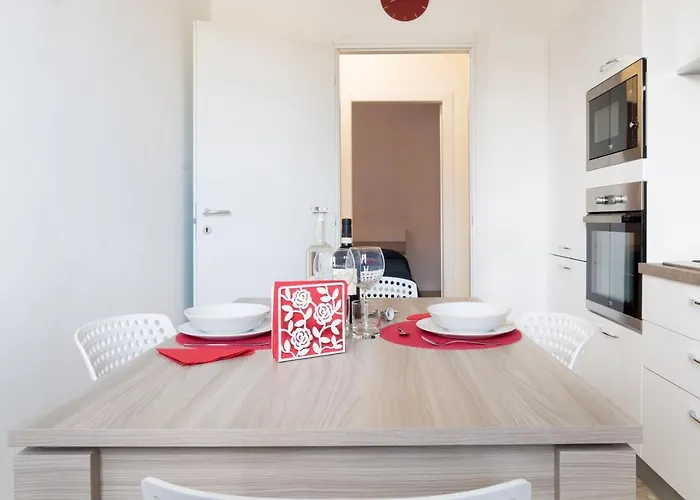 Guesthost - Railway Station Lovely Apartment Parma