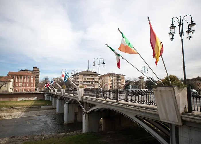 Guesthost - Railway Station Lovely Apartment *